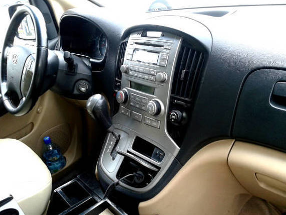 Эргономика водительского места Водительское место микроавтобуса минивэна Hyundai Grand Starex